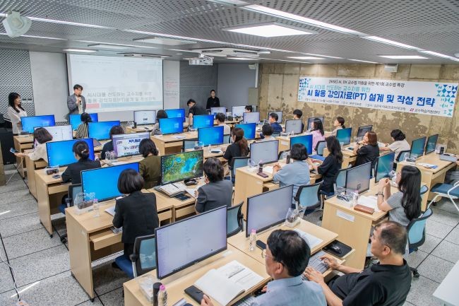 지난 15일 본관 506호에서 교수학습지원센터가 주관한 'AI, DX 교수법 지원을 위한 제1회 교수법 특강'에서 전임교원들이 강의를 듣고 있다. ⓒ 대구보건대학교