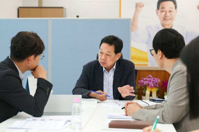 군정의 주요 현안과 공약 추진 방향을 논의하고 있는 전화식 성주군수 당선인. ⓒ 성주군