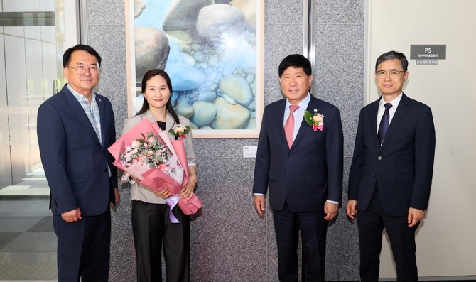도의회는 16일 의회 청사에서 박미순 작가의 미술품 기증식을 열고 수채화 작품 '평온'을 전달 받고 기념촬영을 하고 있다. ⓒ 의회사무국