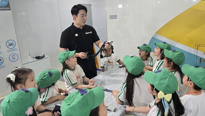 좌석벨트 착용법을 교육받는 어린이들. ⓒ 에어로케이항공