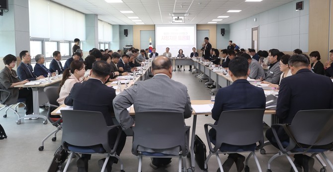 엄승용 보령시장 당선인은 지난 16일 보령 원도심 어울림센터에서 '당선인-자문위원-공무원 간 시정자문 토론회'를 개최하고 있다. ⓒ 보령시
