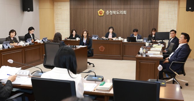 17일 제434회 임시회 제1차 회의를 열고 경제통상국, AI과학인재국, 농정국, 충북경제자유구역청 소관 2026년도 제2회 추가경정예산안을 심사했다. ⓒ 의회사무국