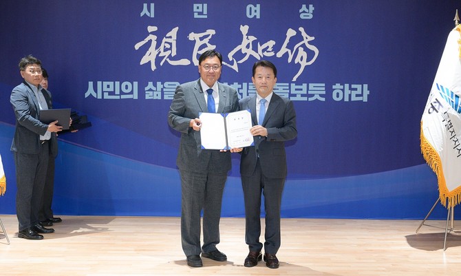 17일 집현동 행복누림터에서 자문위원 위촉식을 열고 학계와 법조계, 시민사회, 산업계 등 다양한 분야 전문가 53명에게 위촉장을 수여 후 기념촬영을 하고 있다. ⓒ 인수위