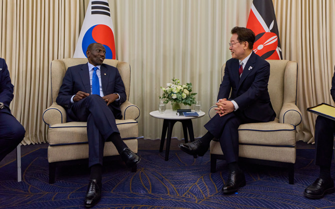 G7 정사회의 계기 이 대통령은 프랑스 에비앙의 로얄호텔에서 루토 케냐 대통령과 '한-케냐 정상회담'을 개최했다. ⓒ 청와대