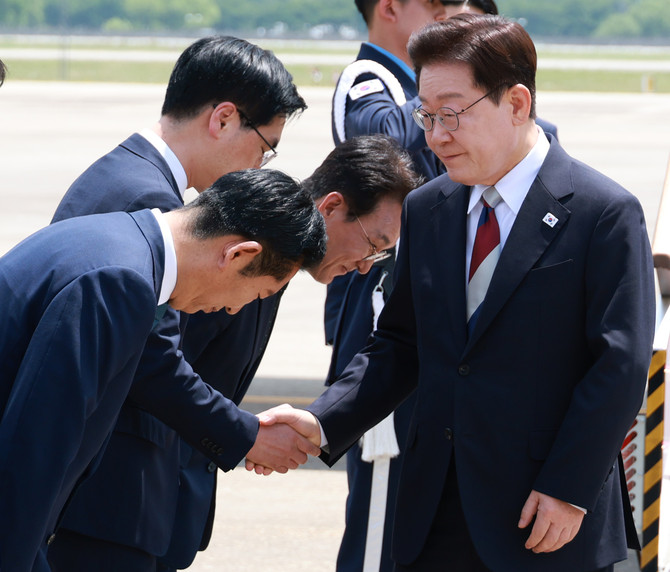 정청래 더불어민주당 대표가 18일 성남 서울공항에서 G7 정상회의와 유럽 순방을 마치고 귀국한 이재명 대통령에게 허리 숙여 인사하고 있다. ⓒ 연합뉴스