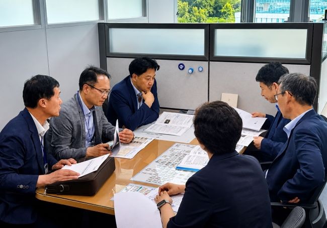 경주시 관계자들이 지난 17일 기획예산처를 방문해 경주APEC 외교문화원 설립과 세계경주포럼 정례화 등 포스트 APEC 핵심사업의 국비 지원 필요성을 설명하고 있다. ⓒ 경주시