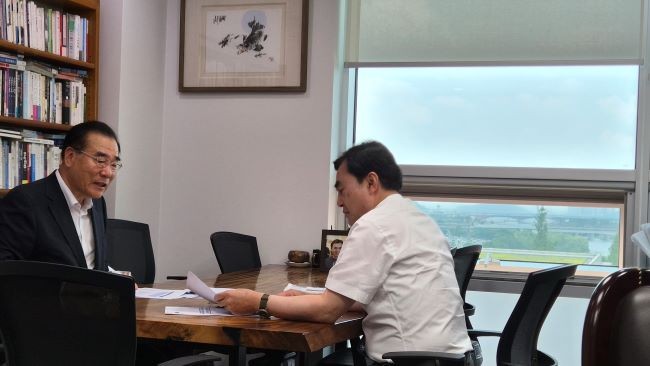 이개호 국회의원은 18일 국회에서 안규백 국방부장관을 만나 육군사관학교의 장성 상무대 이전을 요청했다. ⓒ 이개호 의원실