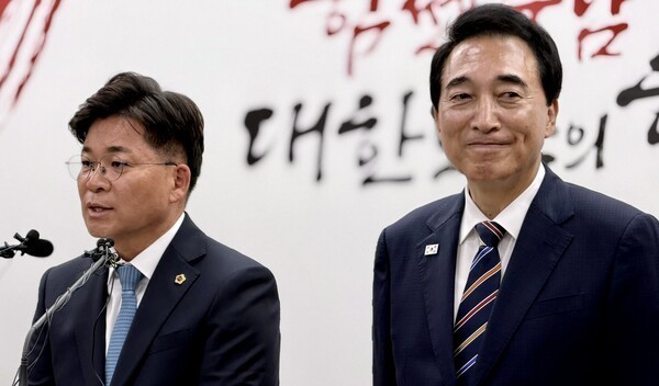 박수현 충청남도지사 당선인(오른쪽)이 지난 8일 충남도청에서 김민수 비서실장 내정자(왼쪽)를 소개하고 있다. = 오영태 기자
