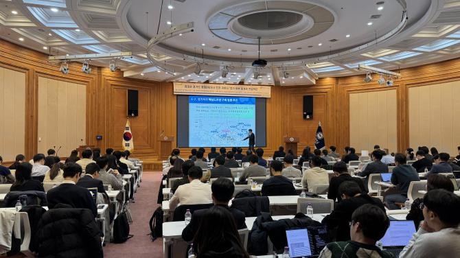 최창규 한양대학교 도시·부동산융합대학원장이 수업을 진행하며 도시·부동산 분야 융합 교육과 실무 중심 인재 양성의 중요성을 설명하고 있다. © 한양대 도시·부동산융합대학원실