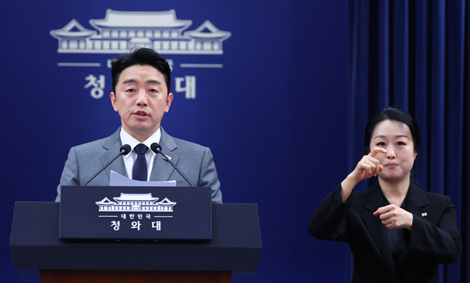 강 실장은 22일 청와대에서 주재한 수석·보좌관회의에서 예비군 도시락 사건과 염전 노동자 인권침해에 대해 지적했다. ⓒ 연합뉴스