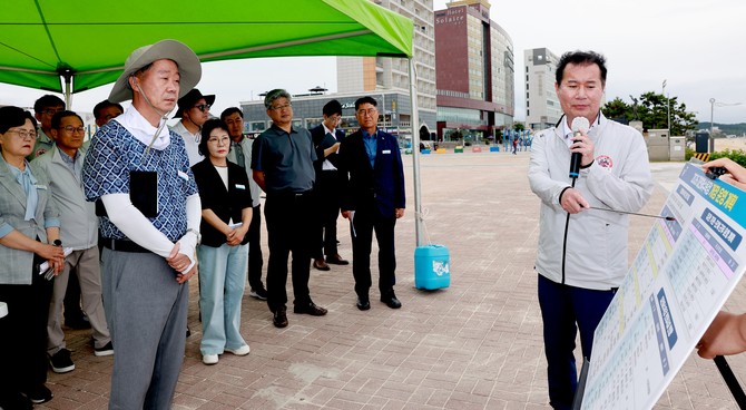 장진원 보령시 부시장이 지난 22일 대천해수욕장을 방문해 개장을 앞둔 물놀이안전센터와 관광객 편의시설 운영 준비 상황을 점검하고 있다. ⓒ 보령시