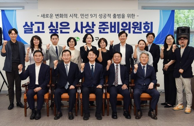 민선 9기 서태경 부산 사상구청장 당선인(첫번째 줄 가운데)의 인수위 출범식 모습. ⓒ 프라임경제