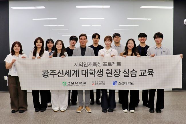 광주신세계 이동훈 대표이사와 대학생 현장실습교육에 참가한 대학생들이 기념촬영을 하고 있다. ⓒ 광주신세계