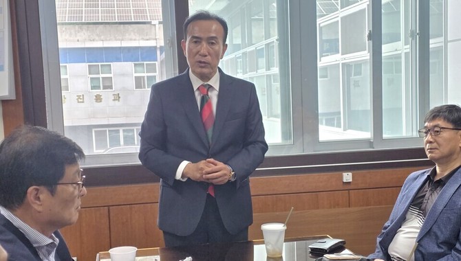 김홍열 청양군수가 1일 취임 직후 청양군청 브리핑실에서 언론인들과 만나 취임 인사를 나누고 있다. ⓒ 프라임경제