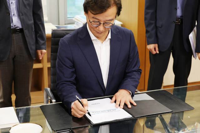 2026년 7월1일 취임 후 첫 결재 중인 전재수 부산시장. ⓒ 부산시