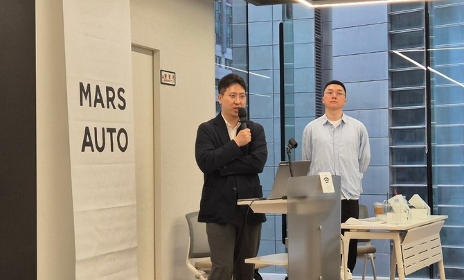 노제경 마스오토 부대표가 기업 설명을 끝낸 후 질의응답을 진행하고 있다. = 홍재현 기자
