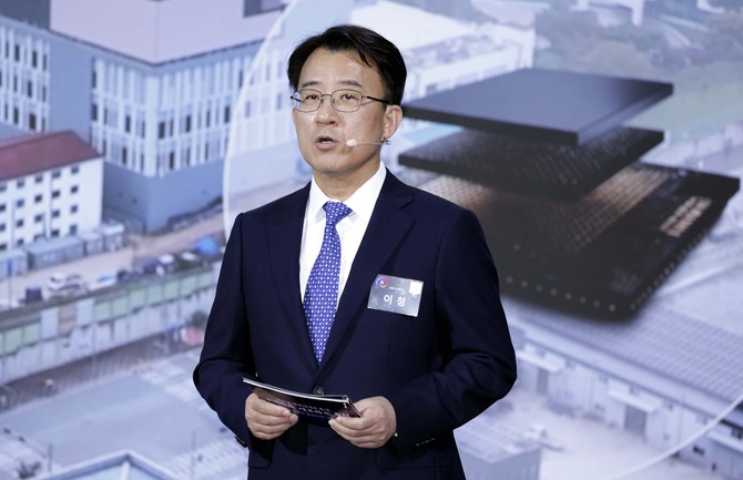 이청 삼성디스플레이 대표가 2일 충남 아산시에서 이재명 대통령 주재로 열린 충청권 첨단산업 발전비전 국민보고회에서 투자계획을 발표하고 있다. ⓒ 연합뉴스