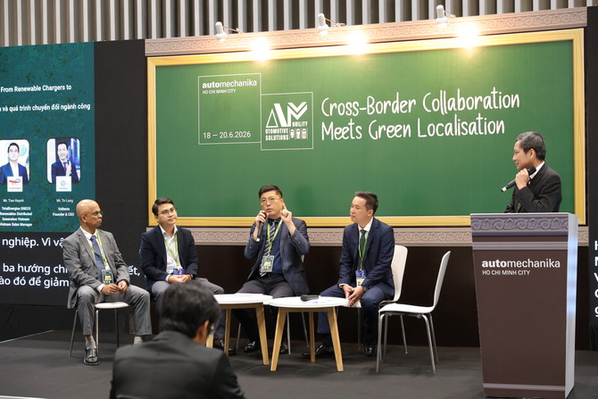 (우측 세번째) 조형민 세바사 CMO가 데바라잔 랑가나탄 빈패스트 신사업 기술 총괄이사, 티엔 후인 토탈에너지스 ENEOS 재생에너지 분산발전 베트남 법인 영업담당 영업담당, 토 랑 Volterra CEO와 함께 패널 토론에 참여해 베트남 EV 전환과 탄소중립 협력 방안을 논의하고 있다. ⓒ 세상을바꾸는사람들