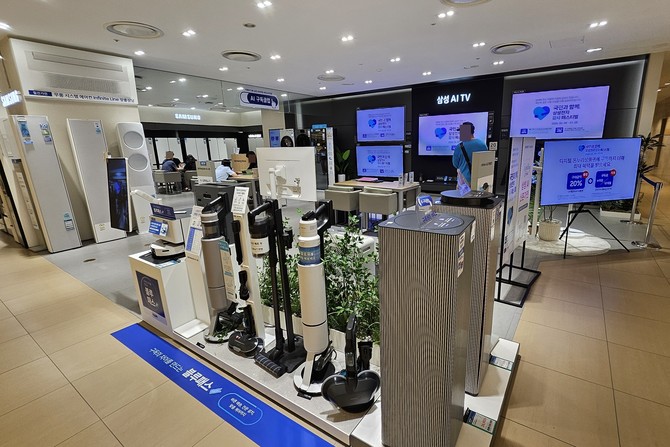 지난 1일 오후 서울 동대문구 롯데백화점 청량리점 내 삼성스토어에서 고객들이 제품을 둘러보거나 상담을 하고 있다. =박지혜 기자