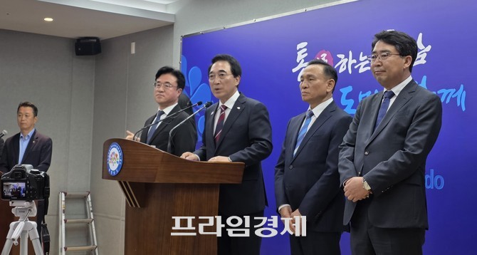 박수현 충남도지사가 2일 충남도청 브리핑룸에서 기자회견을 열고 민선 9기 출범과 함께 구본형·최재용·맹정호 등 3인의 정무·정책 분야 핵심 참모진을 발표하고 있다. =오영태 기자