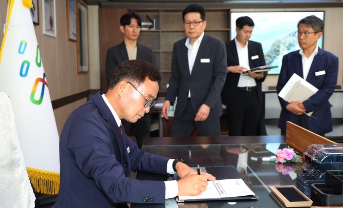 윤희신 태안군수가 취임 첫날 군수 직속 '세일즈기획단 설치·운영계획'을 1호 결재하고 있다. ⓒ 태안군