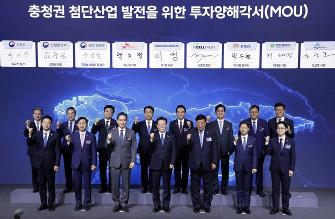 이재명 대통령이 2일 충남 아산시에서 열린 충청권 첨단산업 발전비전 국민보고회에서 참석자들과 기념촬영을 하고 있다. ⓒ 연합뉴스