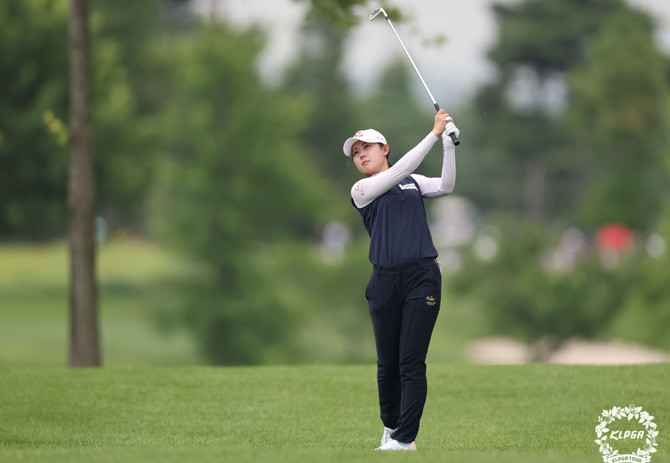 황유민이 '제16회 롯데 오픈' 1라운드 6번 홀에서 아이언샷을 하고 있다. ⓒ KLPGA