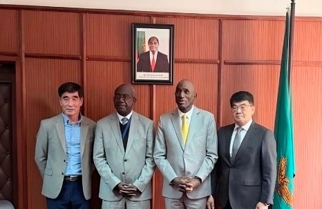 왼쪽부터 마홍일 KS솔루션즈 회장, Patrick Kangwa(내각서기/국무조정 책임자), Andrew Banda 주한잠비아 한국대사, 박퇴경 아리아리아이씨티(주) 대표. Ⓒ 아리아리아이씨티