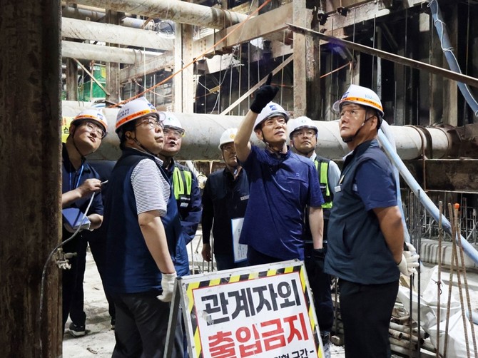 (오른쪽 세 번째) 이병진 사장이 부산도시철도 사상-하단선 502 정거장을 찾아 현장 점검하는 모습. ⓒ 부산교통공사
