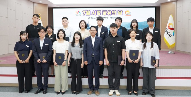 이완섭 서산시장이 지난 6일 시청 대회의실에서 민원처리 우수 공무원, 친절 공무원으로 선정된 직원들에게 표창을 전달 후 기념촬영을 하고 있다. ⓒ 서산시