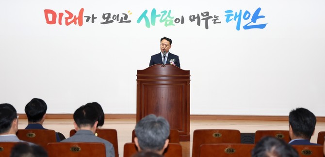 7일 군청 대강당에서 공직자 300여 명이 참석한 가운데 취임식을 열고 유윤수 신임 부군수가 축사를 하고 있다. ⓒ 태안군
