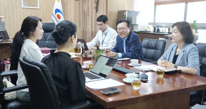 장기수 천안시장이 7일 시청 집무실에서 열린 사립 작은도서관 관계자 간담회에서 참석자들의 건의사항을 듣고 있다. ⓒ 프라임경제