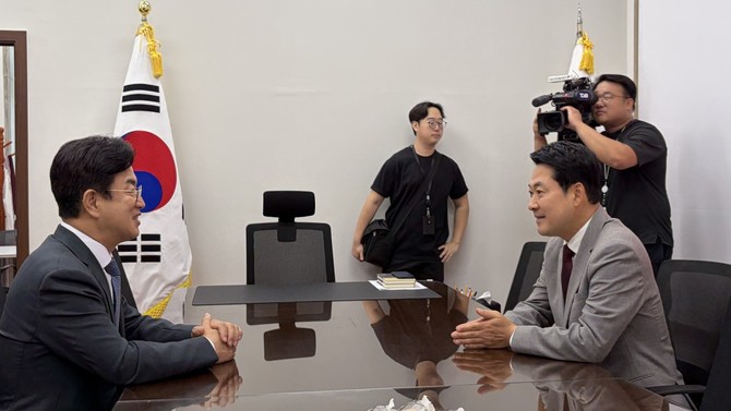 허태정 대전시장이 7일 취임 후 첫 국회를 방문해 한잔동혁 대표을 만나 지역 현안을 논의하고 있다. ⓒ대전시