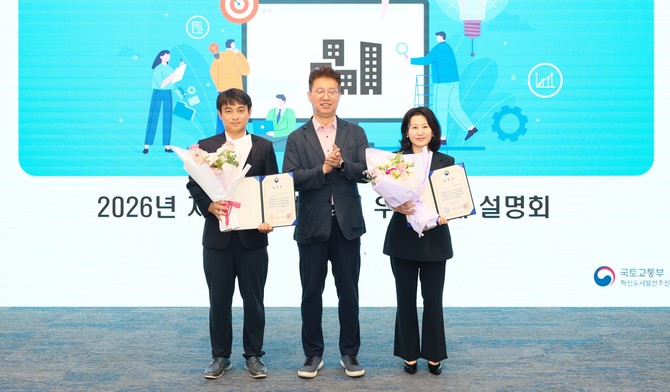 한동욱 국토교통부 혁신도시지원협력과장(가운데)과 이양희 서부발전 ESG전략실장(오른쪽)이 기념촬영을 하고 있다. ⓒ 서부발전