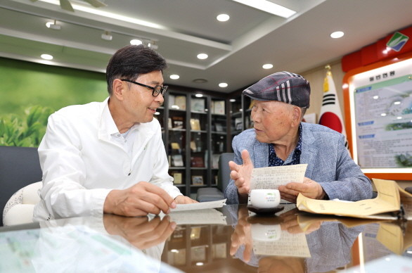 보성 벌교읍에서 66년째 일광당 시계방을 운영하는 이삼종 대표(오른쪽)가 지역인재 육성을 위해 장학기금 2000만원을 (재)보성군장학재단에 기탁했다. ⓒ 보성군