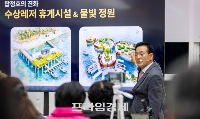 백성현 논산시장이 8일 논산미래광장에서 민선9기 출범에 따른 국방산업 육성, 농업 고도화, 관광 인프라 확충, 청년정책 강화 등 핵심 시정 방향을 제시하고 있다. =오영태 기자