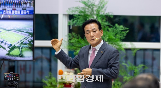 백성현 논산시장이 8일 논산미래광장에서 민선9기 출범에 따른 국방산업 육성, 농업 고도화, 관광 인프라 확충, 청년정책 강화 등 핵심 시정 방향을 제시하고 있다. =오영태 기자