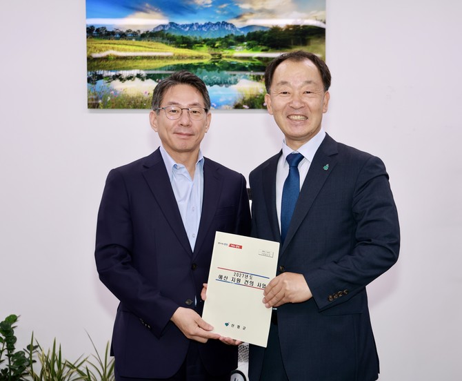 유명현 산청군수가 조용범 기획예산처 예산실장과 함께하고 있다. ⓒ 산청군