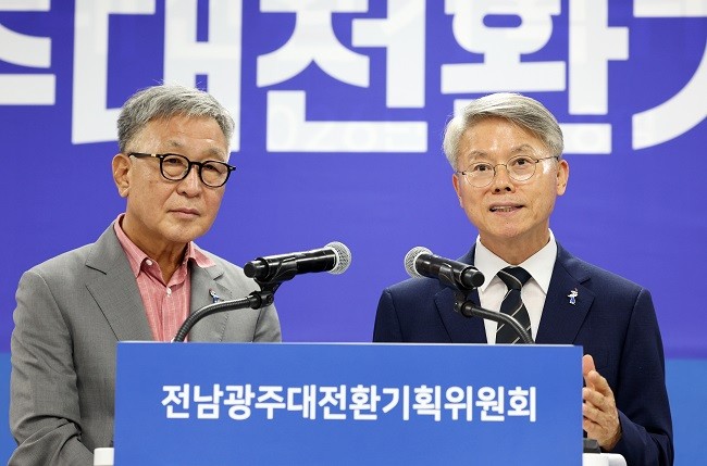자료사진. 민형배 전남광주통합특별시장과 정은승(왼쪽) 대전환기획위원장과 함께 '3대 메가 프로젝트 국민 보고회' 관련 기자회견을 하고 있다. Ⓒ 연합뉴스