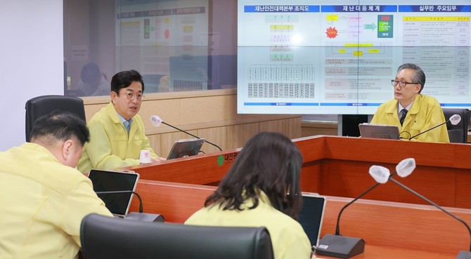 9일 새벽 호우경보와 산사태주의보가 잇따라 발효됨에 따라 허태정 대전시장 주재로 재난안전대책본부 회의를 개최하고 있다. ⓒ 대전시