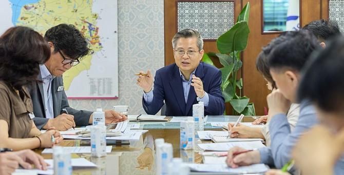 삼성 투자 행정지원 추진단 구성을 위한 김범수 부시장 주재 회의 진행 모습. ⓒ 아산시