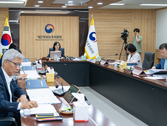 송경희 개인정보보호위원회 위원장이 8일 오후 정부서울청사에서 열린 제13회 전체회의를 진행하고 있다. ⓒ 개인정보보호위원회