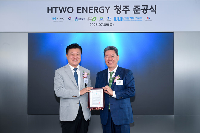 (왼쪽부터) 충청북도 신용한 도지사와 현대차그룹 기획조정담당 서강현 사장이 기념 촬영을 하는 모습. ⓒ 현대자동차그룹