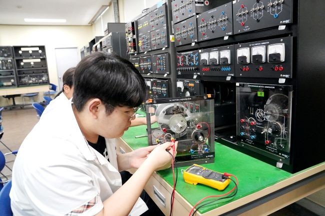 영남공업고등학교 학생들이 전기자동화과에서 실습을 하고 있다. ⓒ 영남이공대학교