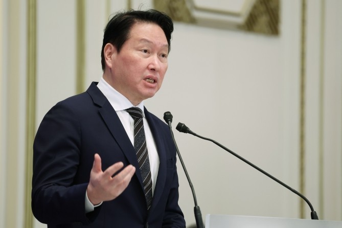 최태원 SK그룹 회장이 지난달 29일 청와대에서 이재명 대통령 주재로 열린 3대 메가프로젝트 국민보고회에서 투자계획을 발표하고 있다. ⓒ 연합뉴스