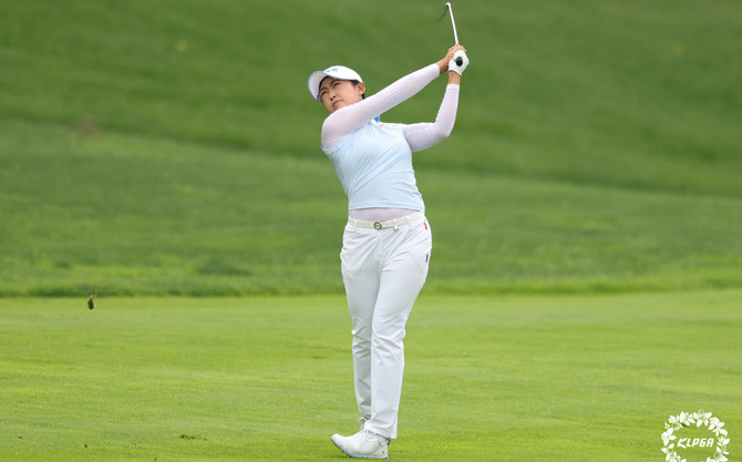 김민주가 '하이원 리조트 여자오픈 2026' 2라운드 오전조에서 공동 선두를 유지했다. ⓒ KLPGA