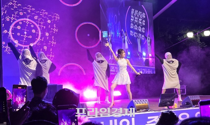지난 11일 충남 무창포해수욕장 개장식에서 가수 김다연이 시민들의 환호속에 축하 무대를 선보이고 있다. =오영태 기자