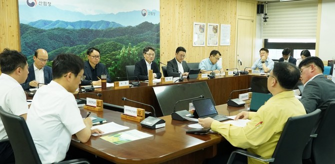 박은식 산림청장(가운데)이 13일 휴가철 공직기강 해이를 사전에 차단하고 신뢰받는 산림 행정을 구현하기 위해 공직기강 확립에 솔선수범할 것을 간부회의에서 강조하고 있다. ⓒ 산림청