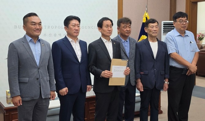 (사진 왼쪽부터)박봉휘 경남도의회 의원, 손상조 부산시의회 부의장, 강무길 부산시의회 의장, 강진수 부산국제공항조기준공국민행동본부 대표, 반민규 가덕도신공항조기완공거제시민운동본부 대표, 신병륜 해운대구의회 의원. = 서경수 기자