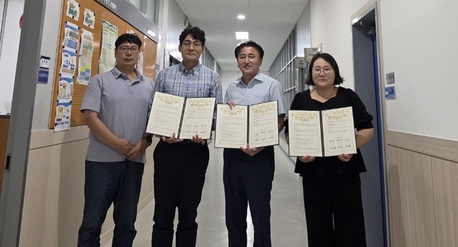 충남도립대학교 앵커사업단과 스마트팜학과는 한국폴리텍대학 순천캠퍼스 전기제어과와 업무협약을 체결 후 지념촬영을 하고 있다. ⓒ 충남도립대학교